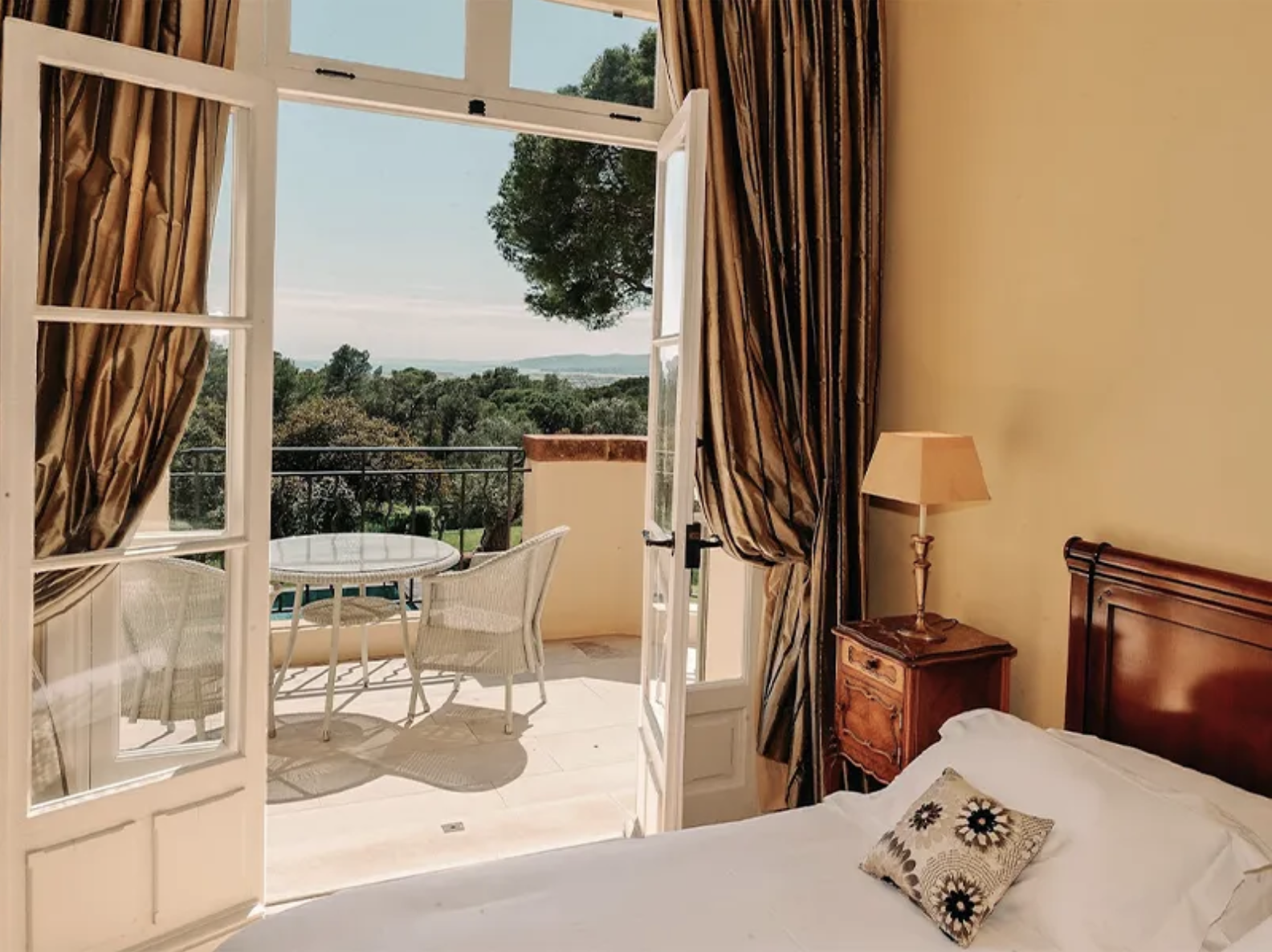 Accommodation in Cote Dazur Immersion chateau